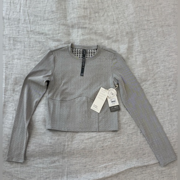 Vuori. Chilled out top. Houndstooth Gray Long Sleeve Women's Top - Picture 3 of 8